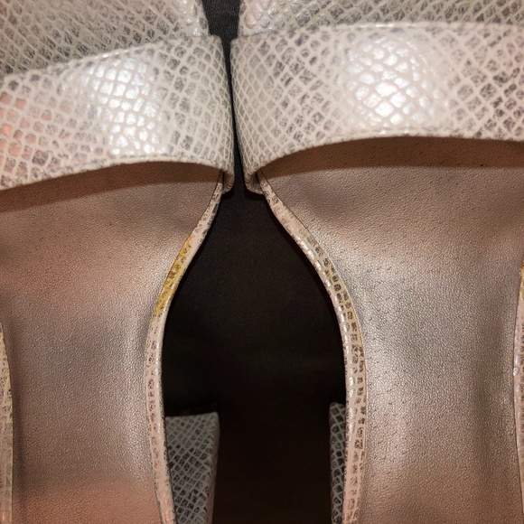 8 White and silver snakeskin Guess heels - Picture 4 of 6